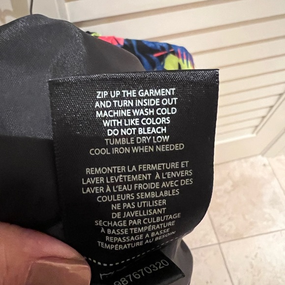 Black nylon jacket with tropical design. - Picture 6 of 9